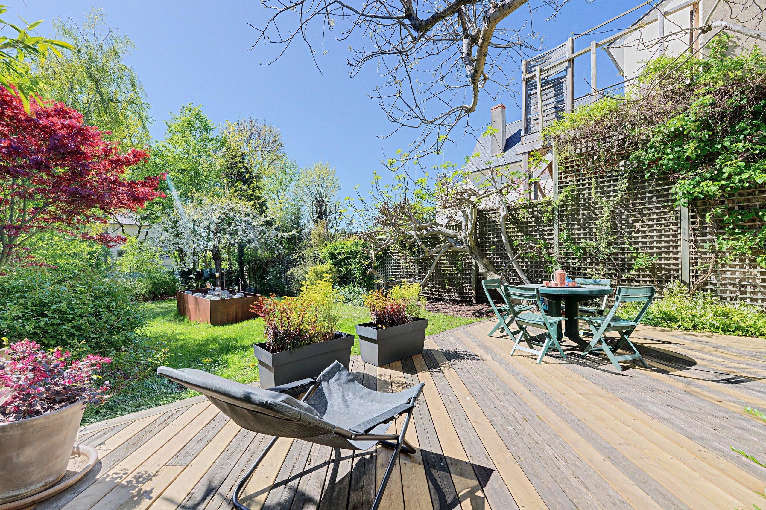Maison d’architecte – 316 m² habitables – Dépendance indépendante – Piscine intérieure – Sous-sol total – Jardin paysagé de 800 m²